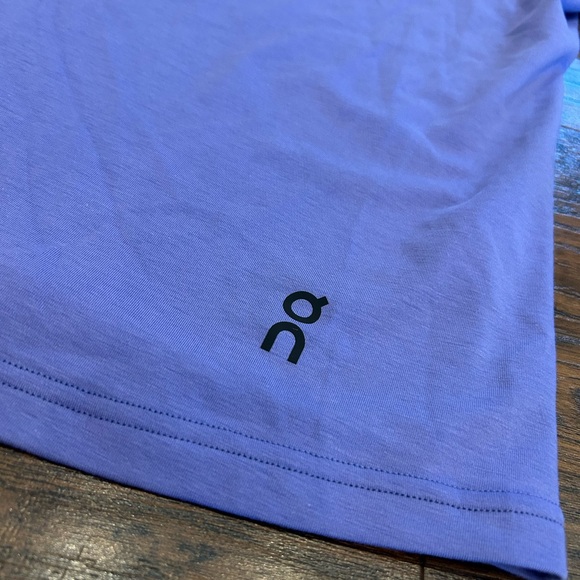 NWT WOMENS ON CLOUD Running Focus-T T-shirt Top Short Sleeve Blueberry - Picture 7 of 8